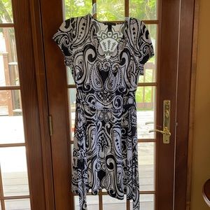 INC shirt sleeve v neck dress size Large. Black/wh